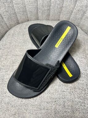 Ipanema Black Glossy Slide Sandals